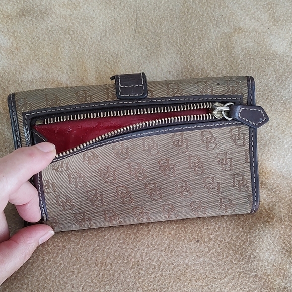 Rare Dooney & Bourke Vintage Brown and Tan Monogram Wallet with Lock Clasp - Picture 3 of 8